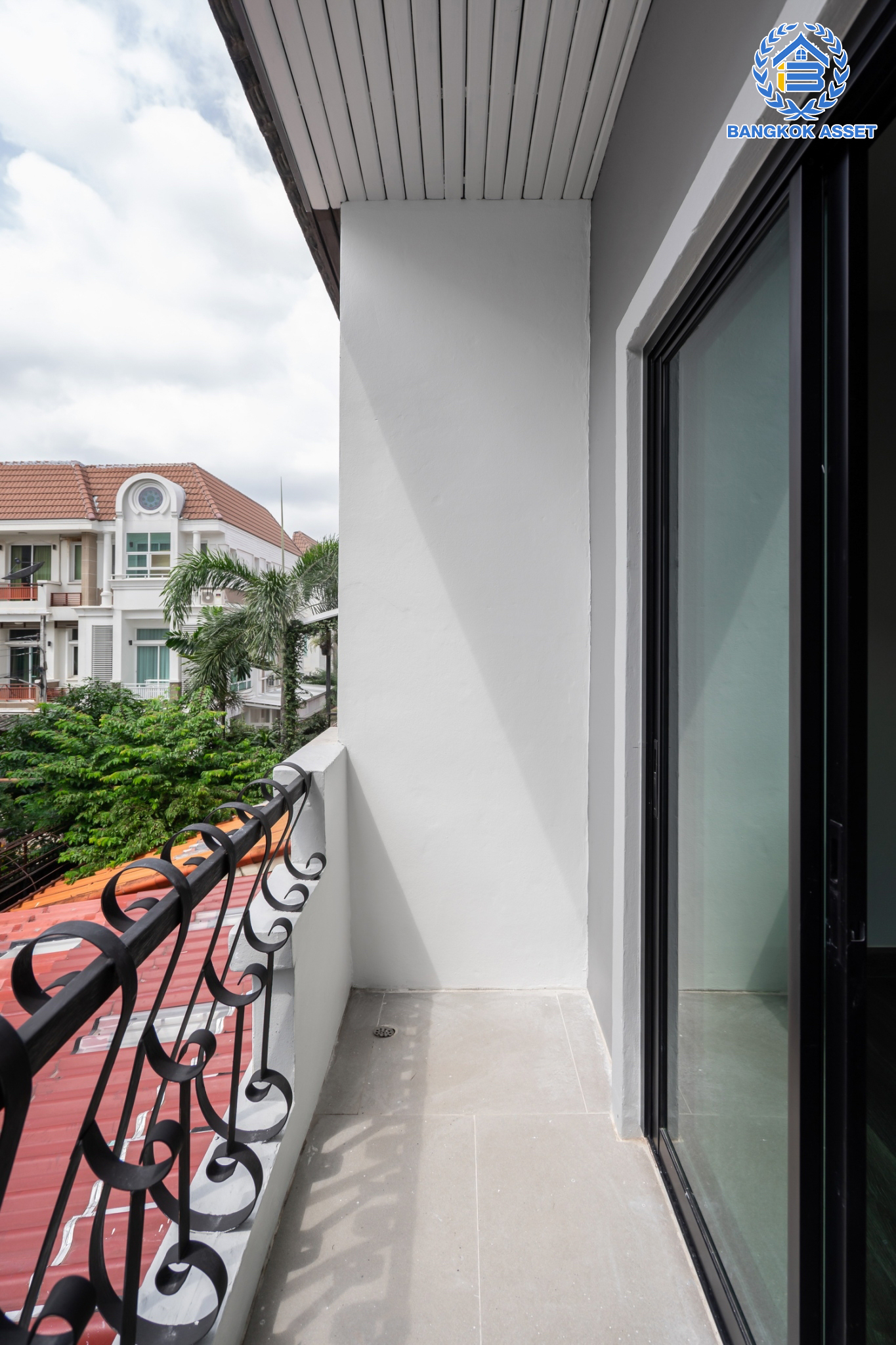 บ้านมือสองตกแต่งใหม่ ม.เน็พปาร์ควิลล่า เกษตร-นวมินทร์ ทาวน์โฮม 3 ชั้นหลังใหญ่ เนื้อที่ 30 ตร.ว. ฟังก์ชัน 3 ห้องนอน 4 ห้องน้ำ (ห้องนอนทุกห้องมีห้องน้ำในตัว) 1 ที่จอดรถ Living Roomก กว้างขวาง บนทำเลใจกลางเมือง! เชื่อมต่อทั้ง ถ.ประเสริฐมนูญกิจ, ถ.ลาดพร้าว, ถ.รามอินทรา ใกล้ The Walk เกษตรนวมินทร์, ทางด่วนรามอินทรา และรถไฟฟ้าสายสีน้ำตาล "สถานีโรงเรียนสตรีวิทยา2"...